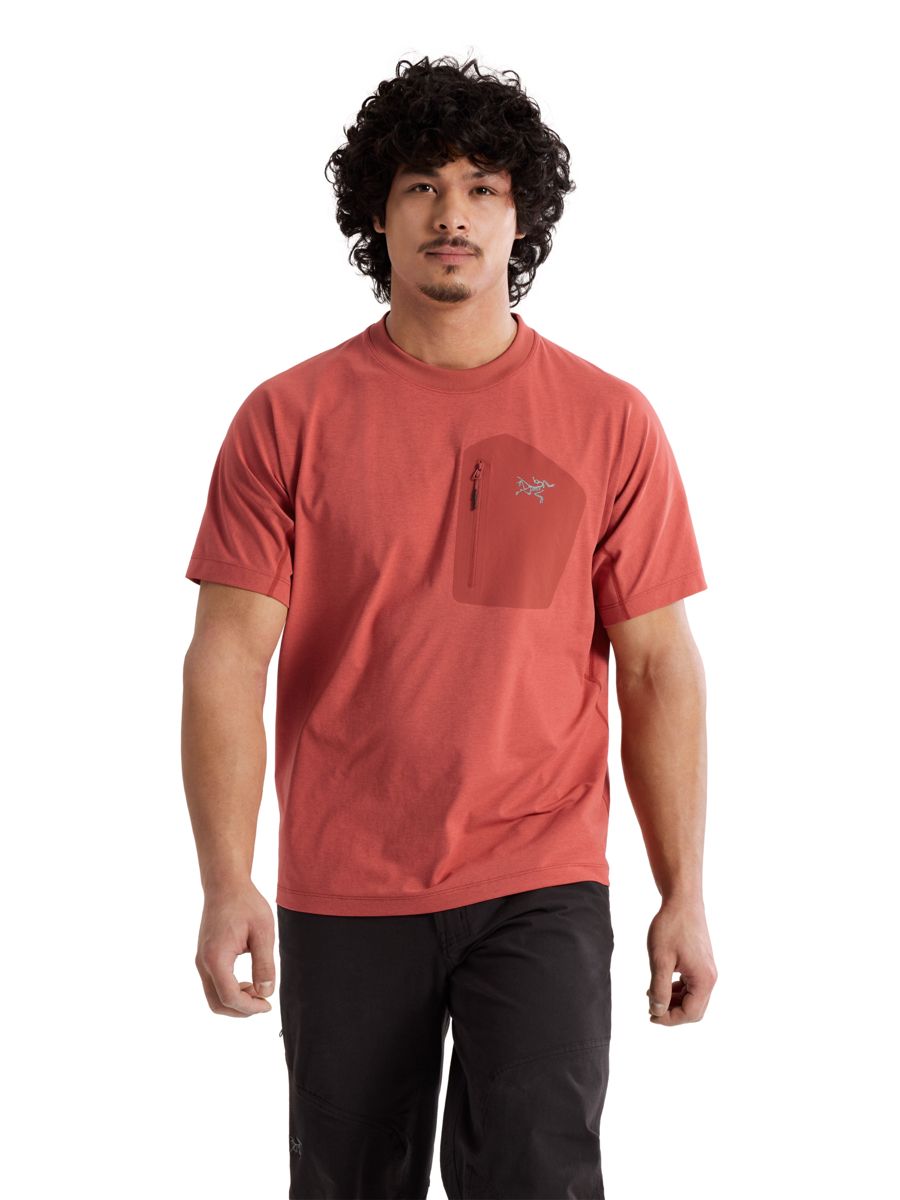 Arc'teryx – T-shirt – Konseal Pocket Shirt SS – Stone Red / Dk Stone