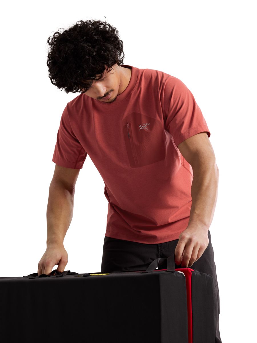 Arc'teryx – T-shirt – Konseal Pocket Shirt SS – Stone Red / Dk Stone